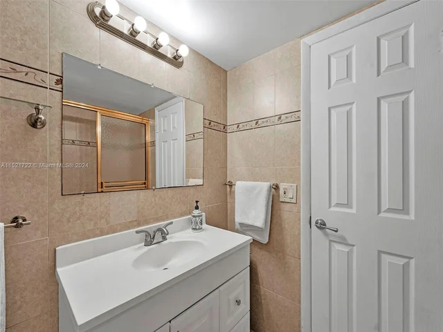 427 Golden Isles Dr # 5J, Hallandale Beach FL 33009