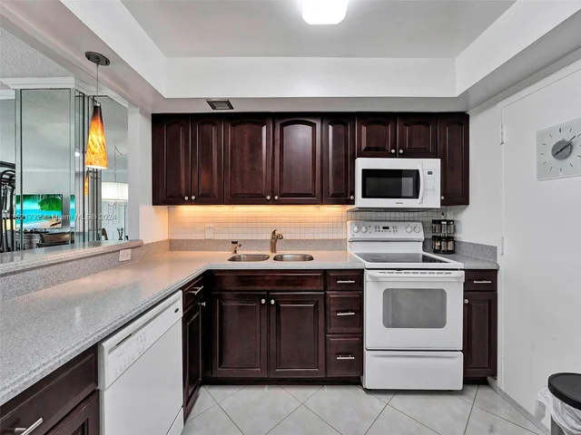 427 Golden Isles Dr # 5J, Hallandale Beach FL 33009