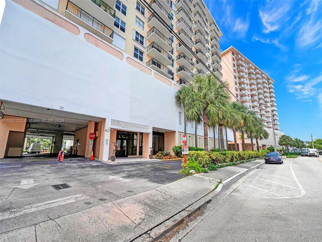 427 Golden Isles Dr # 5J, Hallandale Beach FL 33009