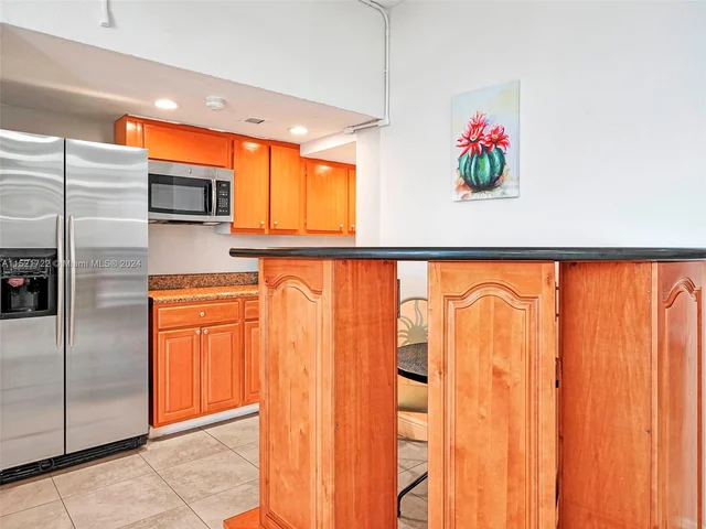 427 Golden Isles Dr # 5J, Hallandale Beach FL 33009