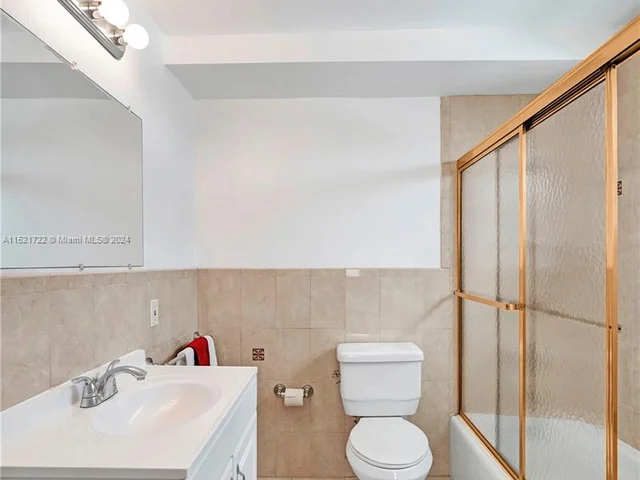 427 Golden Isles Dr # 5J, Hallandale Beach FL 33009