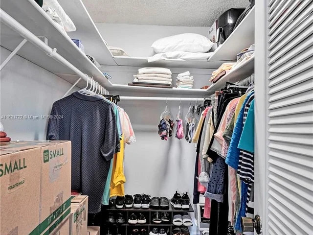 427 Golden Isles Dr # 5J, Hallandale Beach FL 33009