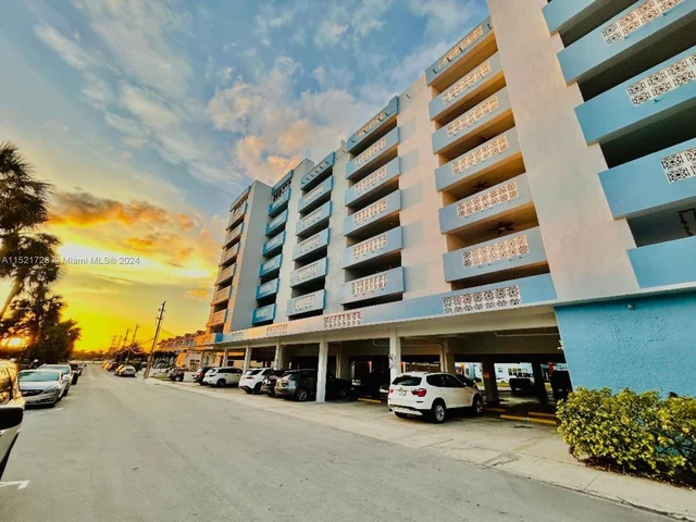 320 S Surf Rd # 402, Hollywood FL 33019