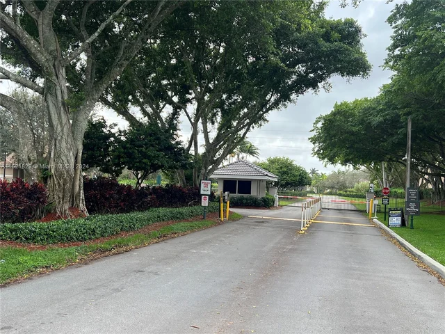 2710 Augusta Dr, Homestead FL 33035