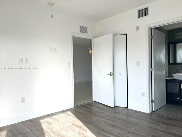 7700 Tatum Waterway Dr # 302, Miami Beach FL 33141