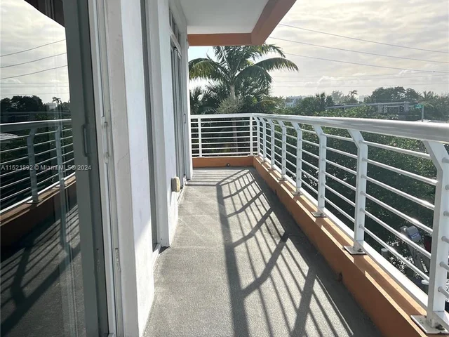 7700 Tatum Waterway Dr # 302, Miami Beach FL 33141