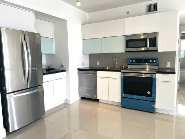 7700 Tatum Waterway Dr # 302, Miami Beach FL 33141