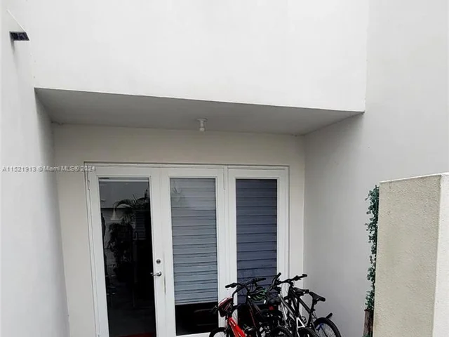 10545 NW 64th Way, Doral FL 33178