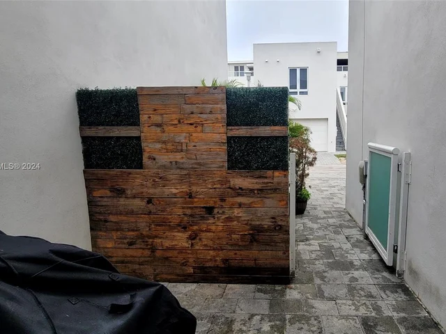 10545 NW 64th Way, Doral FL 33178