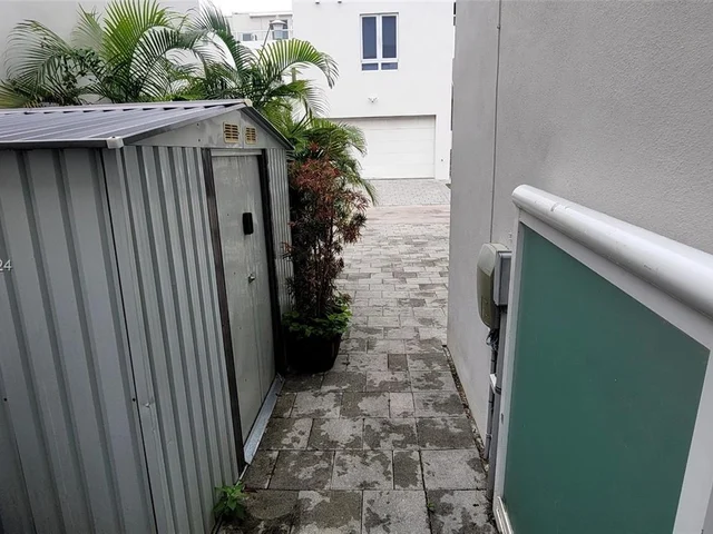 10545 NW 64th Way, Doral FL 33178