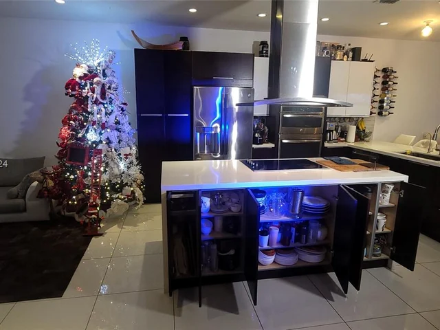 10545 NW 64th Way, Doral FL 33178