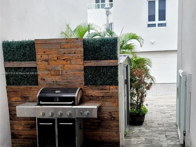 10545 NW 64th Way, Doral FL 33178