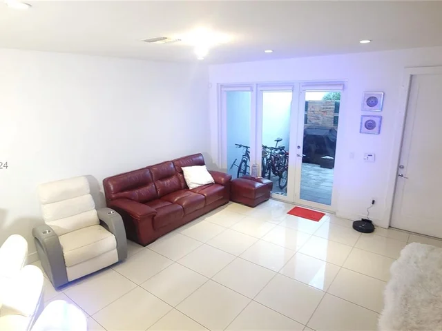 10545 NW 64th Way, Doral FL 33178