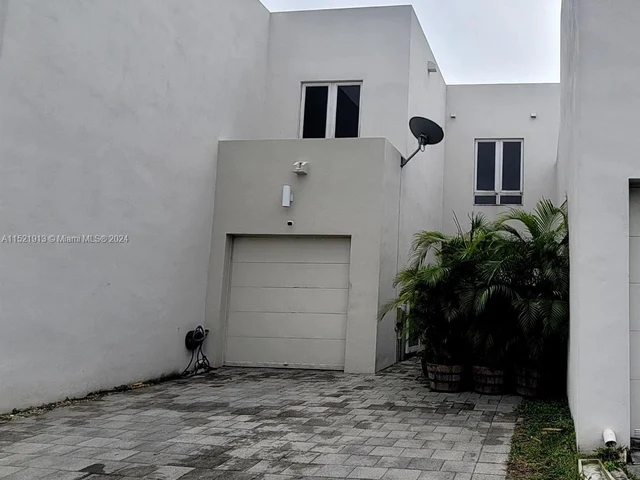 10545 NW 64th Way, Doral FL 33178