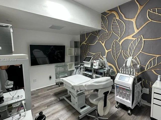 10545 NW 64th Way, Doral FL 33178