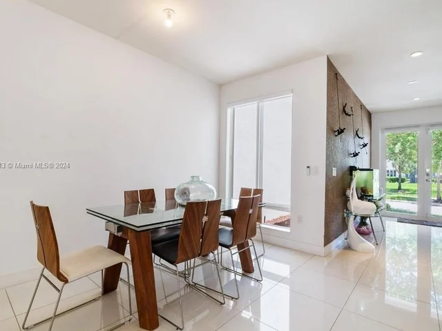 10545 NW 64th Way, Doral FL 33178