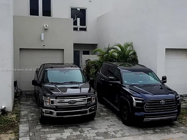 10545 NW 64th Way, Doral FL 33178