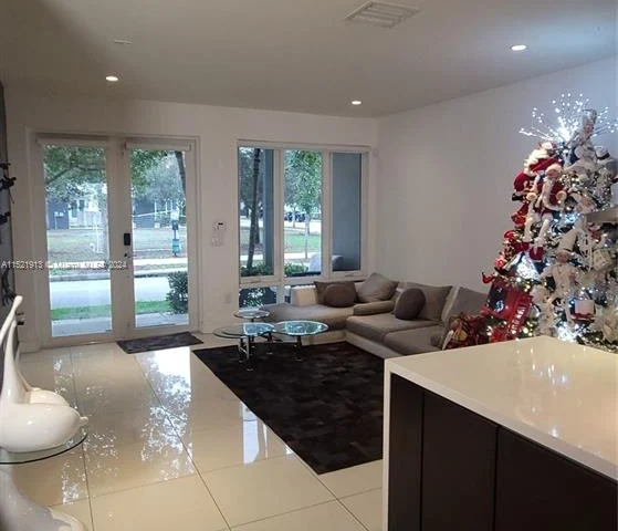 10545 NW 64th Way, Doral FL 33178