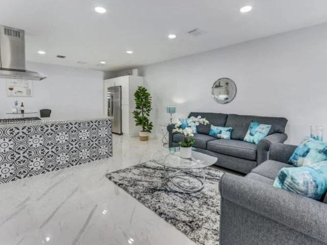 980 W 45th Pl, Hialeah FL 33012