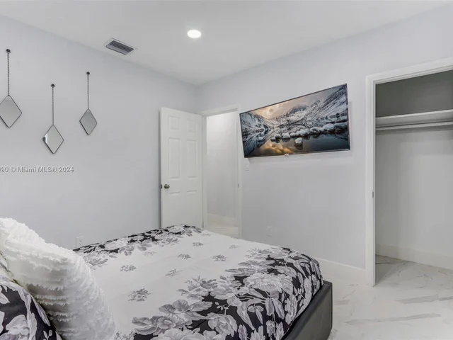 980 W 45th Pl, Hialeah FL 33012