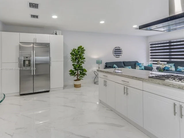 980 W 45th Pl, Hialeah FL 33012