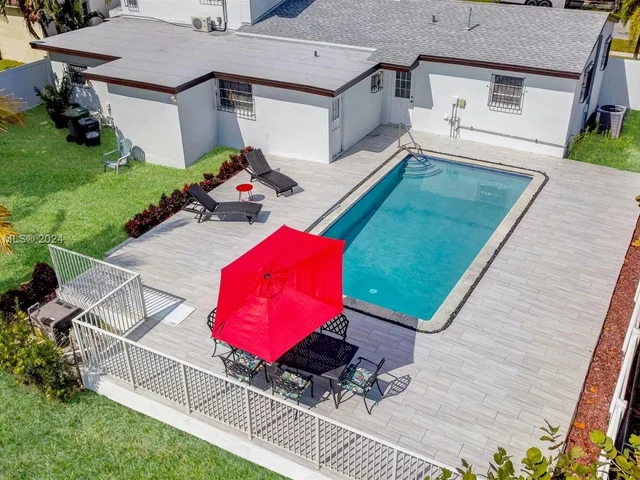 980 W 45th Pl, Hialeah FL 33012