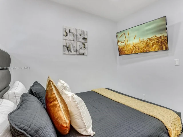 980 W 45th Pl, Hialeah FL 33012