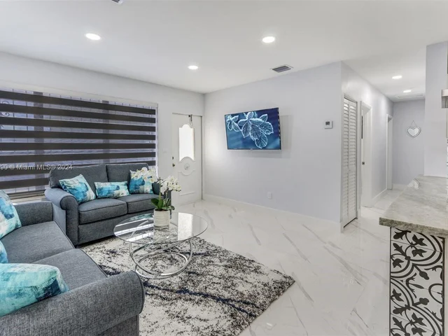 980 W 45th Pl, Hialeah FL 33012