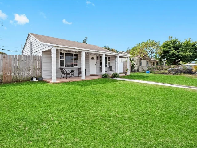 890 SE 1st St, Hialeah FL 33010