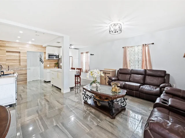 890 SE 1st St, Hialeah FL 33010