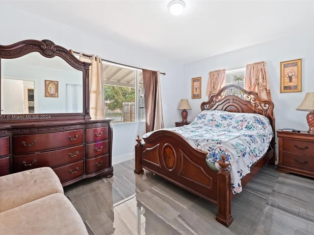 890 SE 1st St, Hialeah FL 33010