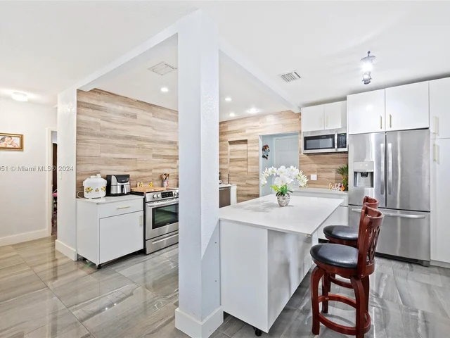 890 SE 1st St, Hialeah FL 33010