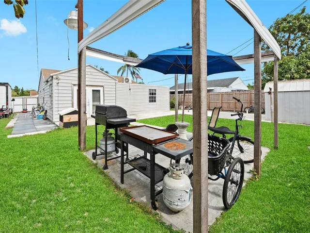 890 SE 1st St, Hialeah FL 33010