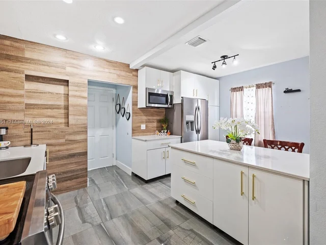 890 SE 1st St, Hialeah FL 33010