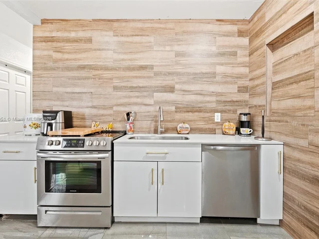 890 SE 1st St, Hialeah FL 33010