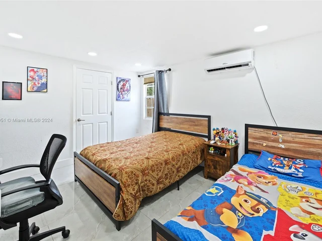 890 SE 1st St, Hialeah FL 33010