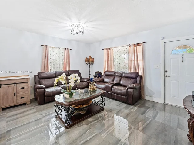 890 SE 1st St, Hialeah FL 33010