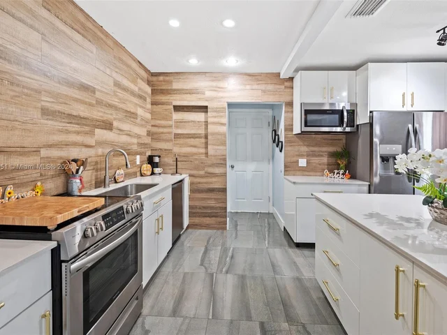 890 SE 1st St, Hialeah FL 33010