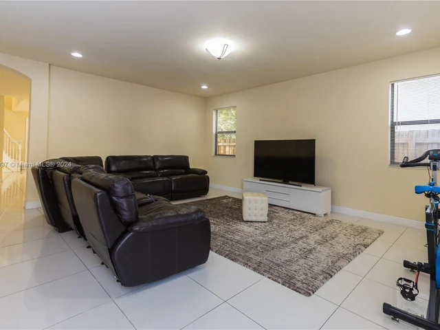 9965 NW 86 TE, Doral FL 33178