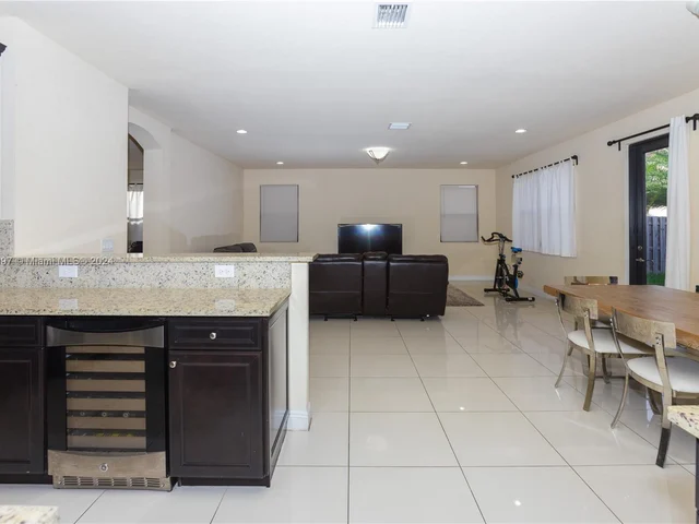 9965 NW 86 TE, Doral FL 33178