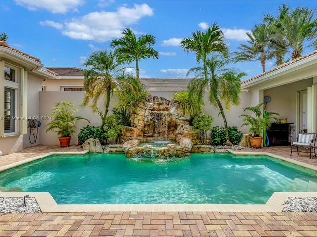 242 Montant Dr, Palm Beach Gardens FL 33410