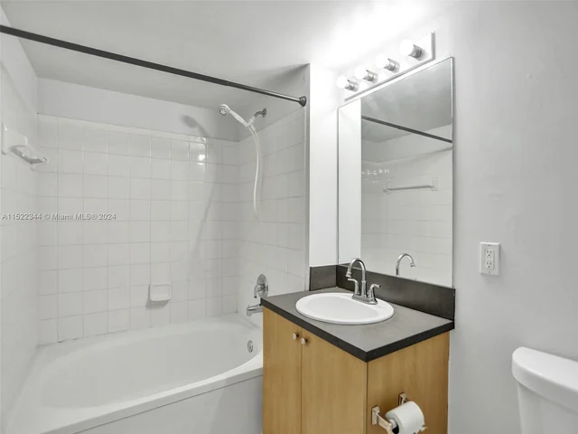 2871 NE 185th St # 203, Aventura FL 33180