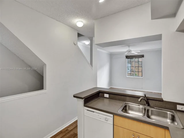 2871 NE 185th St # 203, Aventura FL 33180