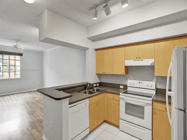 2871 NE 185th St # 203, Aventura FL 33180