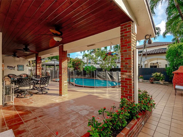 7910 NW 169th Ter, Miami Lakes FL 33016