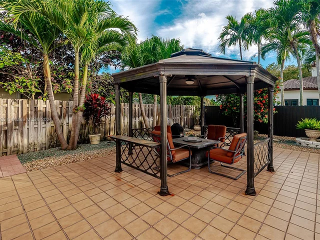 7910 NW 169th Ter, Miami Lakes FL 33016