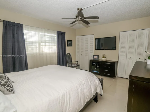 1024 SE 4th Ave # 405, Dania Beach FL 33004