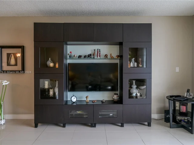 1024 SE 4th Ave # 405, Dania Beach FL 33004