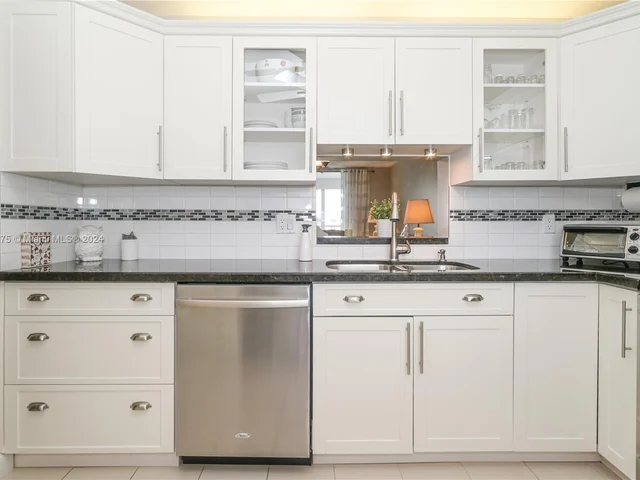 1024 SE 4th Ave # 405, Dania Beach FL 33004