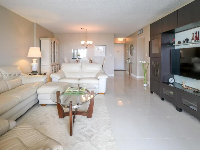1024 SE 4th Ave # 405, Dania Beach FL 33004